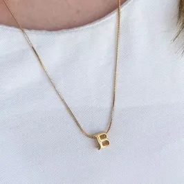 PINGENTE DE LETRA VAZADA MULTICOLARES