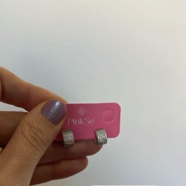 BRINCO ARGOLA PEQUENA LARGA CRAVEJADO BANHADO A RÓDIO BRANCO