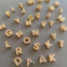 PINGENTE DE LETRA VAZADA MULTICOLARES