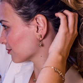 BRINCO ARGOLA CORAÇÃO CURVADINHO LISO - AURA