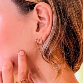 BRINCO CORAÇÃO VAZADO GRANDE LISO- AURA