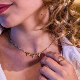 COLAR CHOKER 3 CORAÇÕES CURVADINHO - AURA