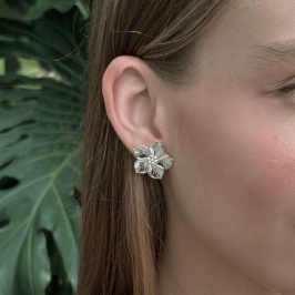Brinco Flor Liso Banhado a Ródio Branco