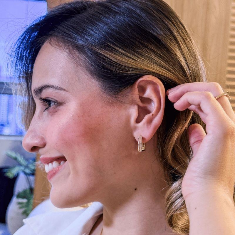 BRINCO ARGOLA QUADRADA CRAVEJADA - AURA