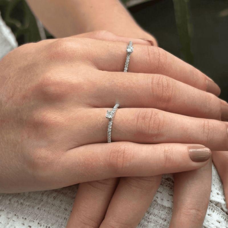 Anel Solitário Cravejado Best Seller Banho Rodio Branco