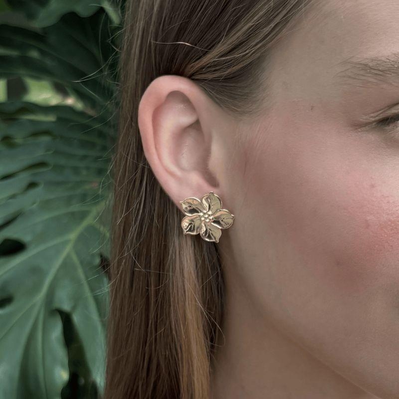 Brinco Flor Liso Banhado a Ouro 18k