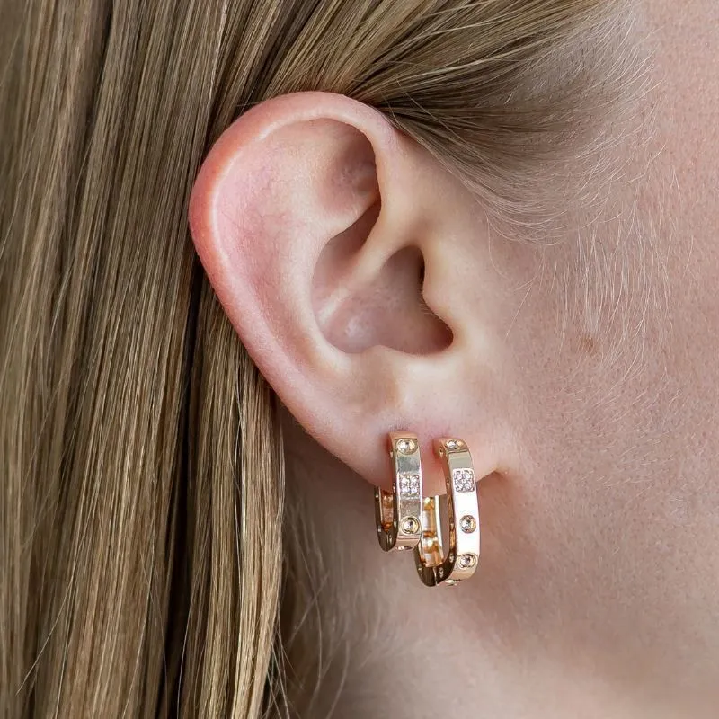 BRINCO ARGOLA RETANGULAR CLICK C/ ZIRCONIAS GRANDE - OURO