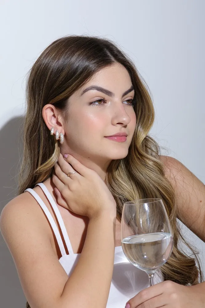ANEL COM ZIRCONIAS EM V BANHADO A OURO - 16