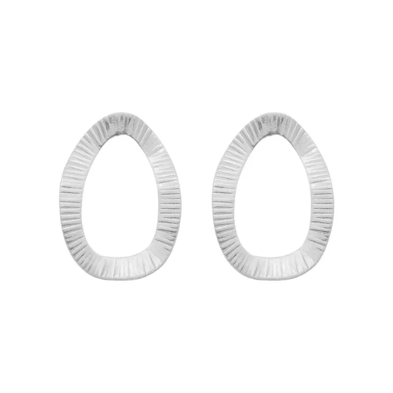 BRINCO OVAL DETALHADO BANHADO