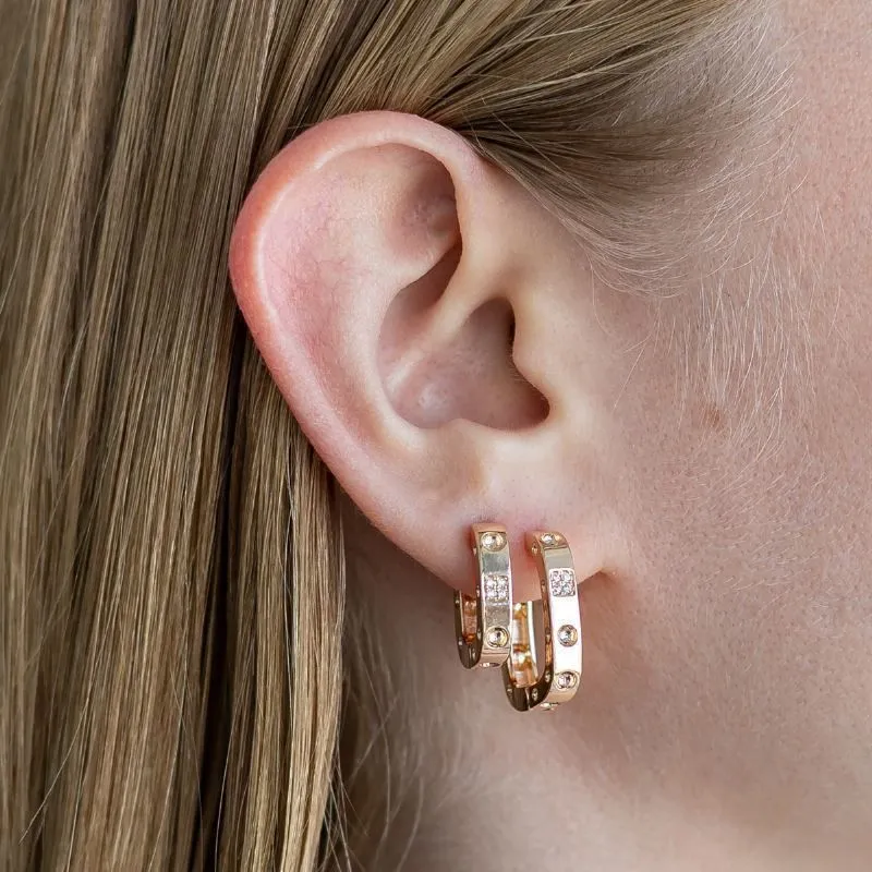 BRINCO ARGOLA RETANGULAR CLICK C/ ZIRCONIAS - MÉDIO