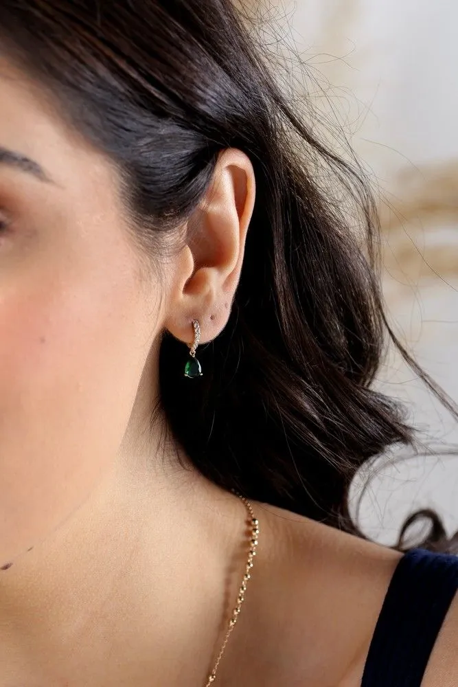 BRINCO CRAVEJADA COM GOTA ESMERALDA BANHADO A OURO