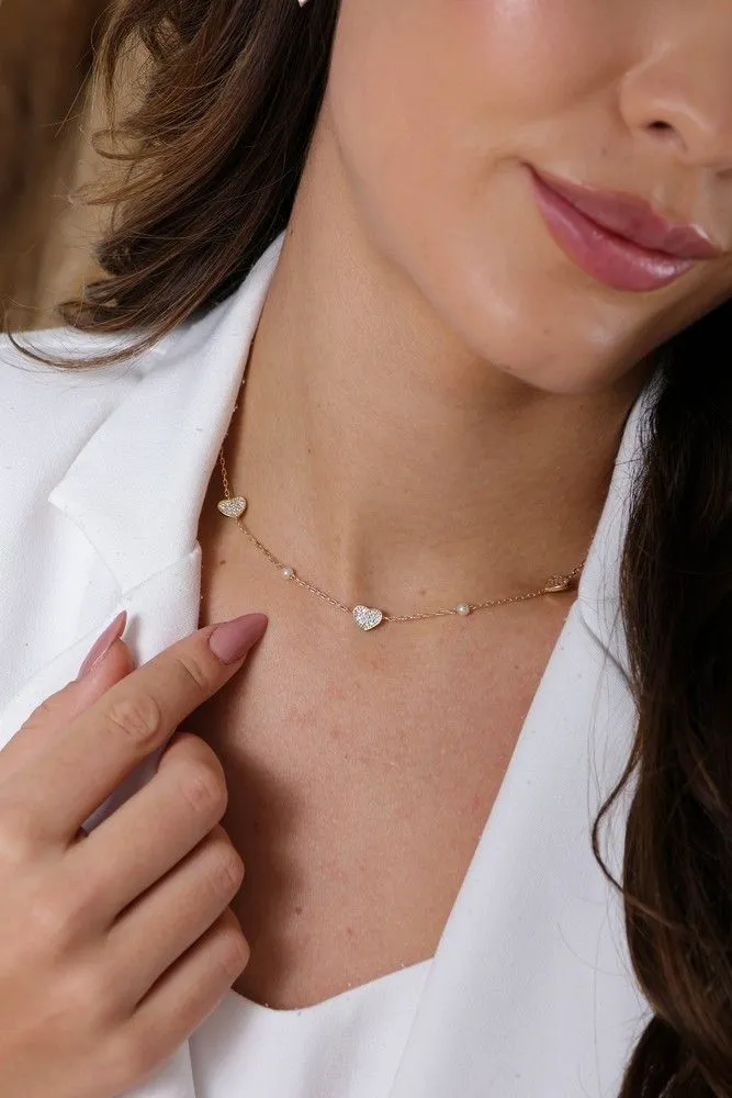 COLAR CHOKER DE CORAÇÕES CRAVEJADOS E PEROLAS BANHADO A RÓDIO BRANCO