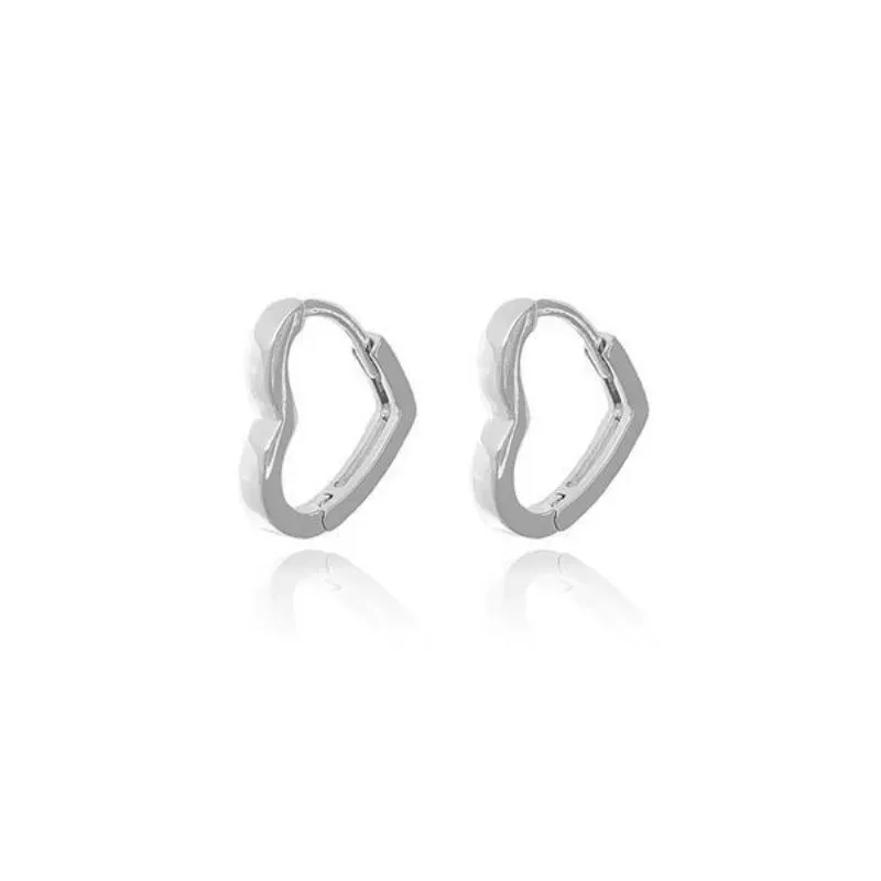 BRINCO ARGOLA DE CORAÇÃO LISO PEQUENO BANHADO A RÓDIO BRANCO