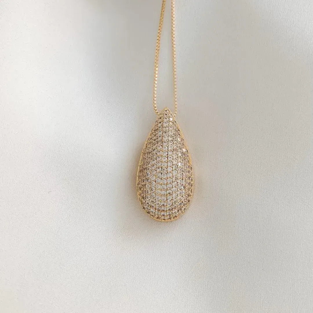 COLAR GOTA CRAVEJADA GRANDE - MILÃO