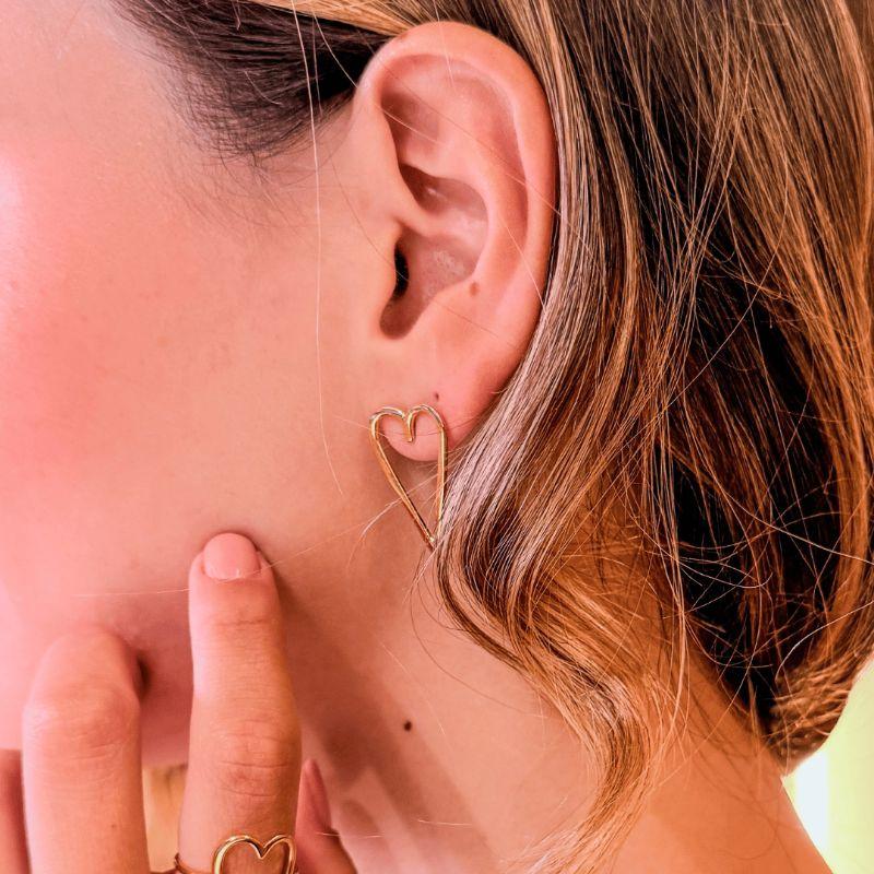 BRINCO CORAÇÃO VAZADO GRANDE LISO- AURA