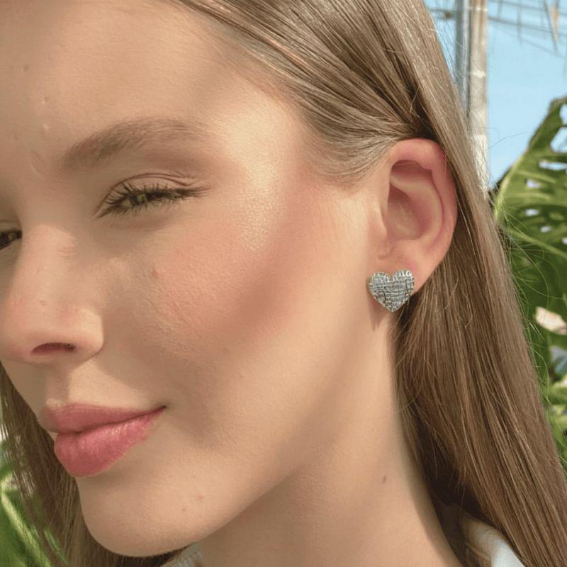 Brinco Coração Esculpido Best Seller Banho Ródio Branco