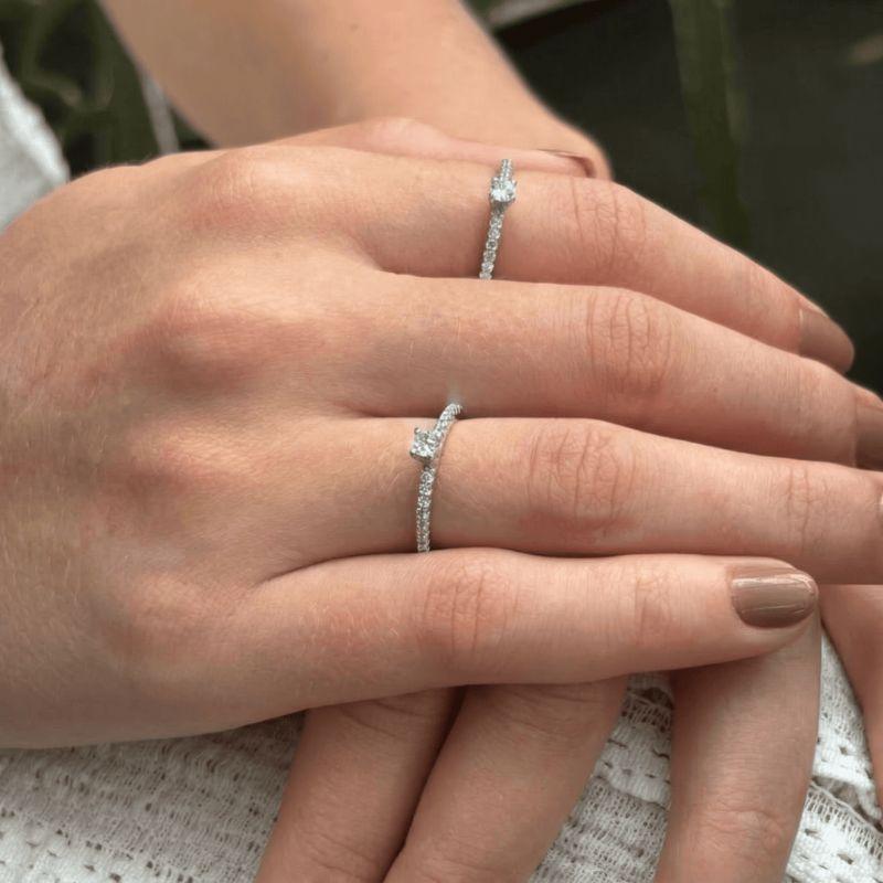 Anel Solitário Cravejado Best Seller Banho Rodio Branco