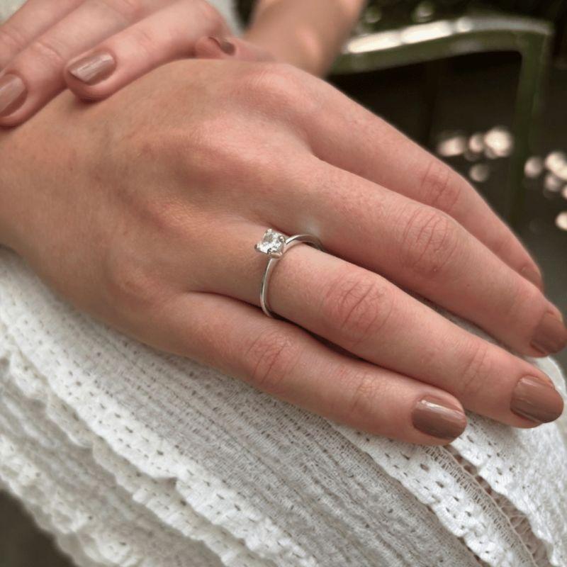 Anel Solitário Liso Best Seller Pedra Cristal Banho Rodio Branco