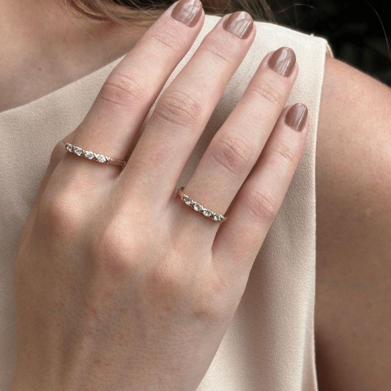 Anel Torcido com 4 Zircônias Delicado Banhado a Ouro 18k