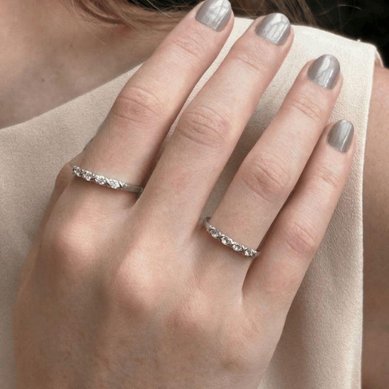 Anel Torcido com 4 Zircônias Delicado Banhado a Rodio