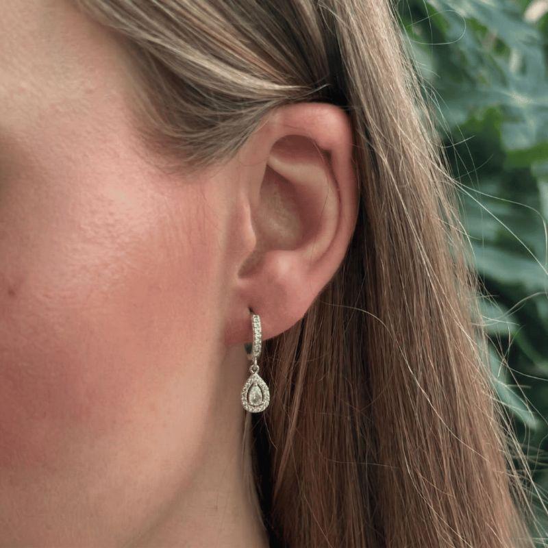 Brinco Argola com Pingente Gota Microzircônias Cristal Banhado a Ródio Branco