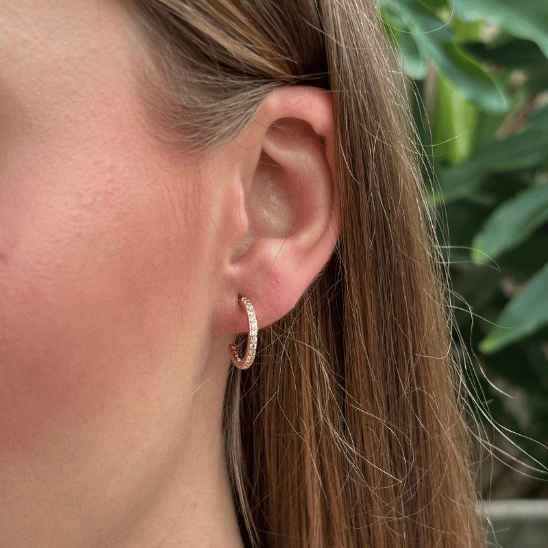 Brinco Argola Média Cravejada Microzircônias Cristal Banhado a Ouro 18k