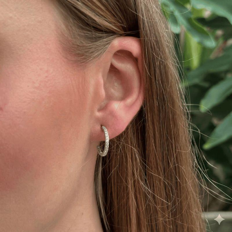 Brinco Argola Média Cravejada Microzircônias Cristal Banhado a Ródio Branco