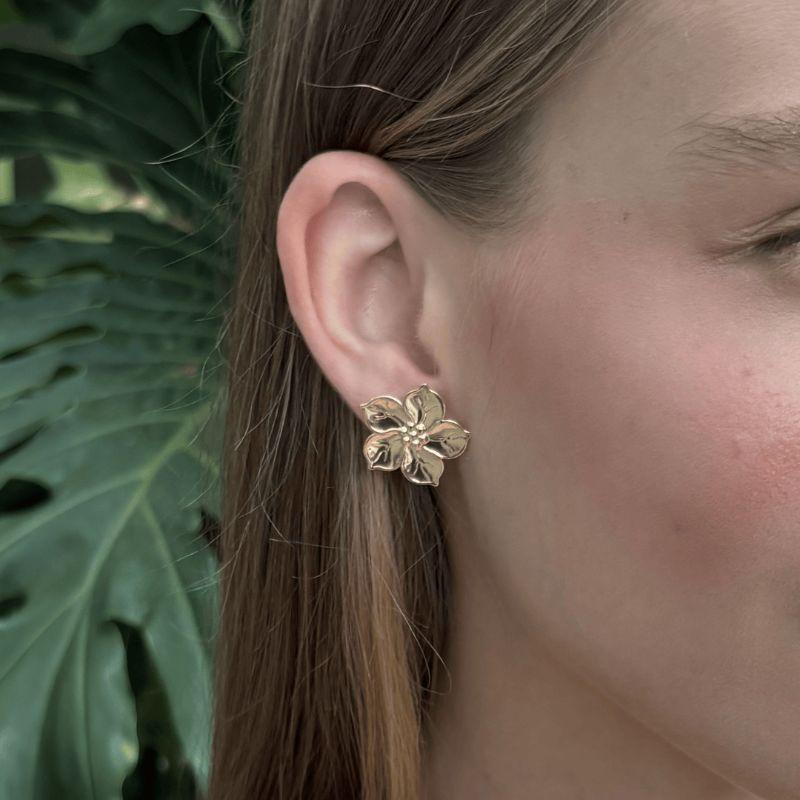 Brinco Flor Liso Banhado a Ouro 18k