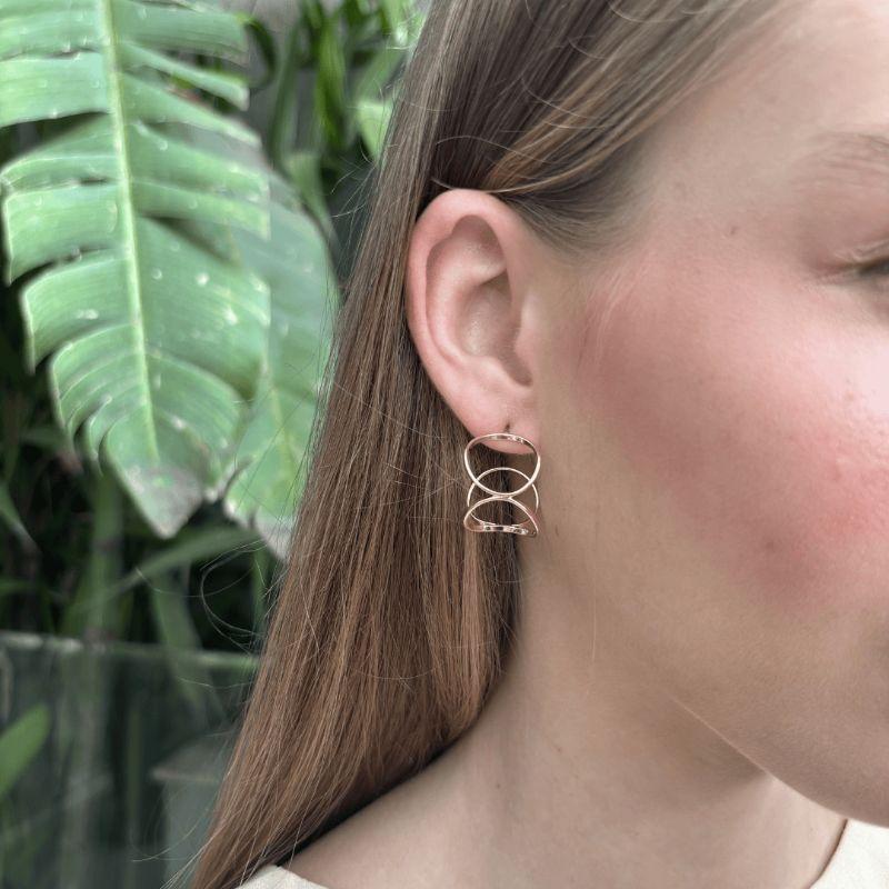 Brinco Argola Geométrico de Círculos Vazados 18K Banho Ouro 18k Semijoia