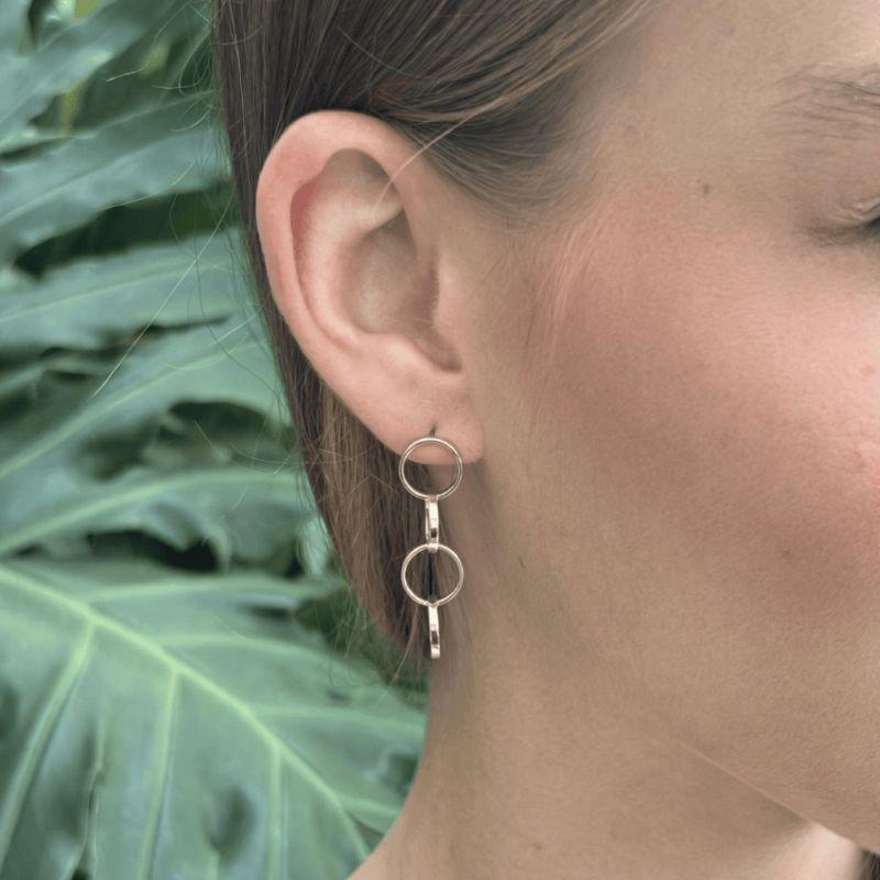 Brinco Geométrico de Círculos Pendurados Sunshine Banhado em Ródio Branco