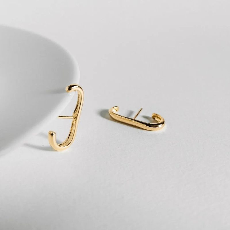 Brinco Earhook Liso Essencial Banhado Em Ouro