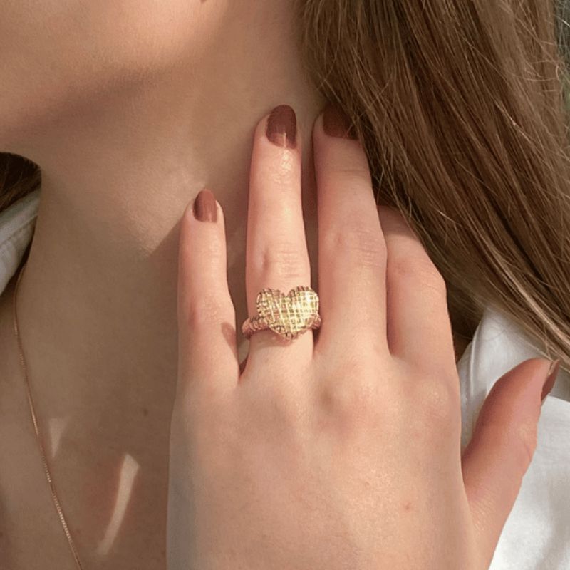 Anel Coração Esculpido Jardim Secreto Banho Essencial Banhado Em Ouro 18k