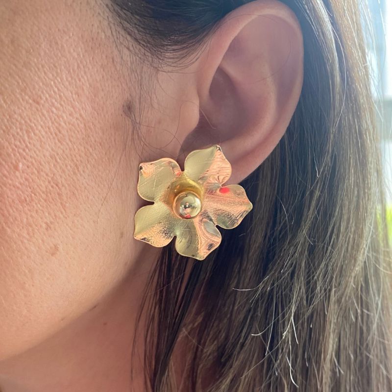 Brinco Flor Médio Paris Banhado Em Ouro