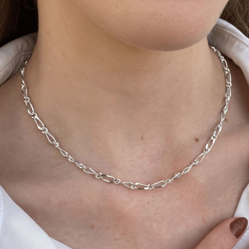 Colar Chocker De Elos Entortadinho Jardim Secreto 35CM Banhado Em Ródio