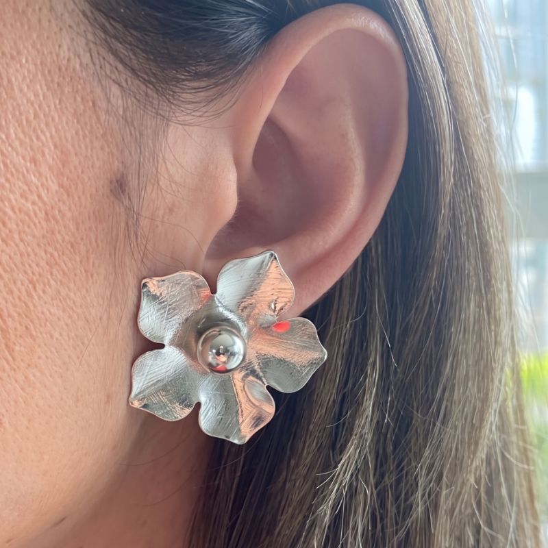 Brinco Flor Médio Paris Banhado Em Ródio