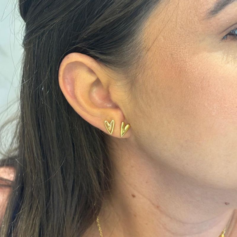 Brinco Coração Pequeno Liso Florescer Banhado Em Ouro