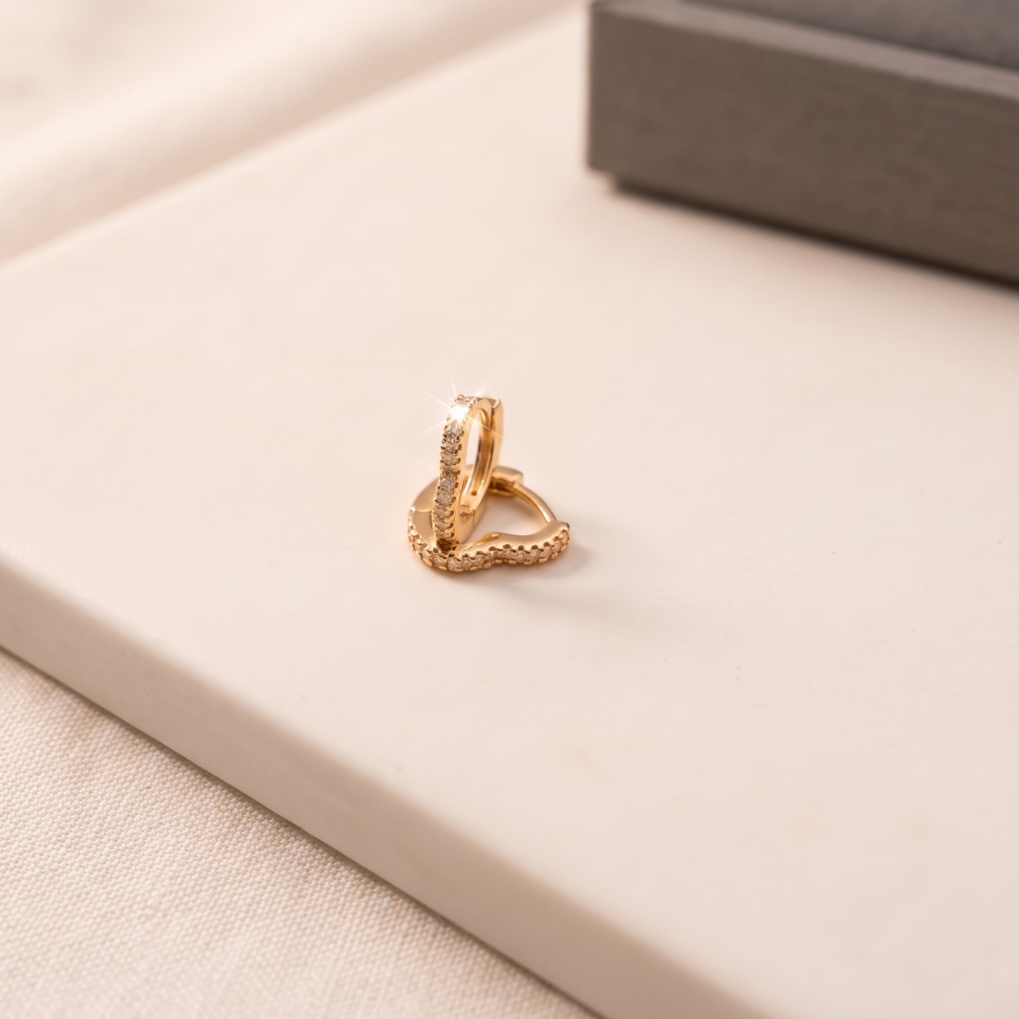 Brinco Argola Coração Fina Cravejada Aura Banhado Em Ouro