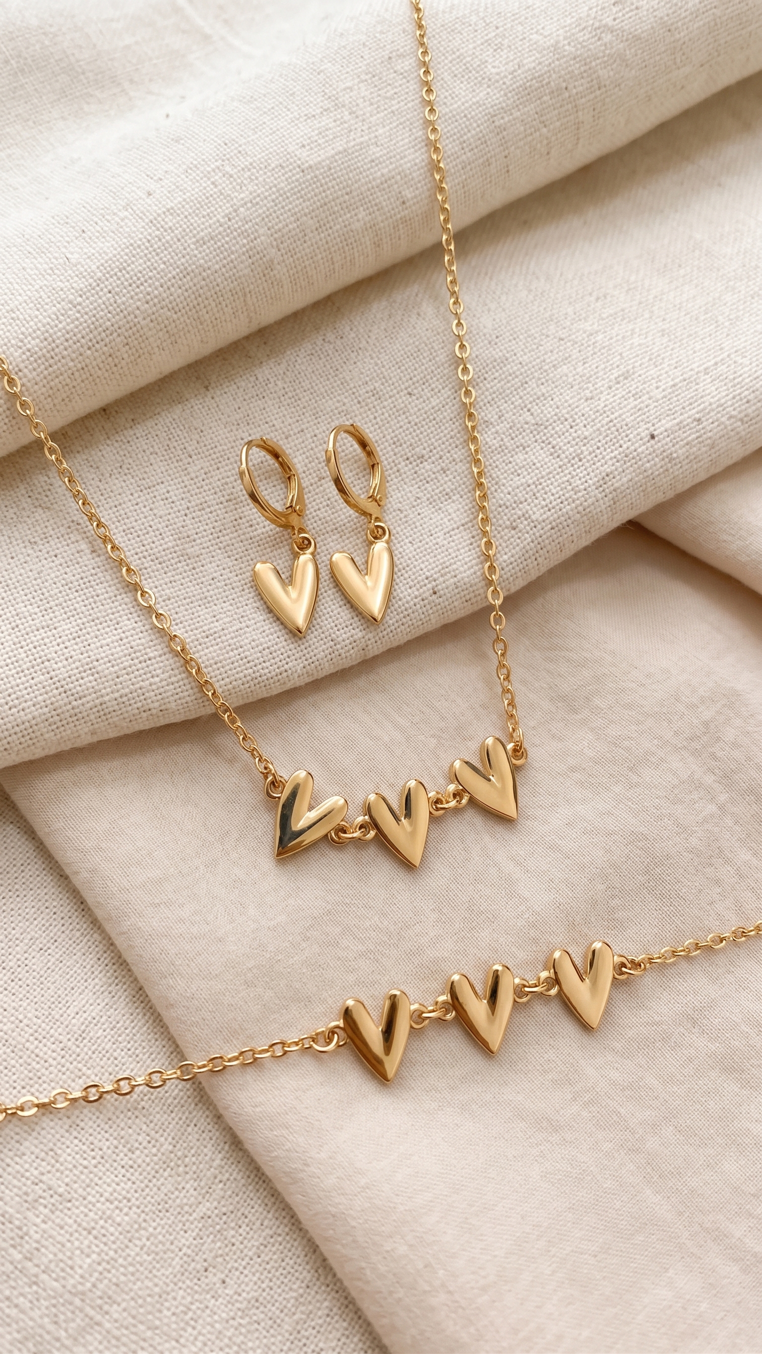 Pulseira 3 Corações Curvadinho Aura Banhado Em Ouro