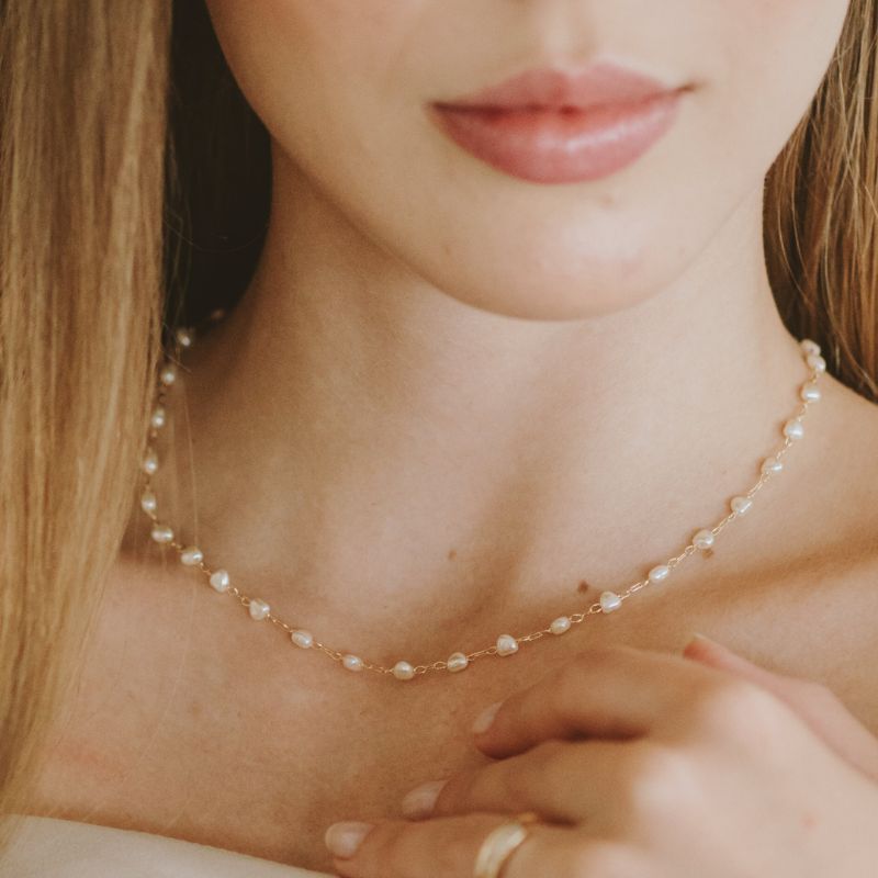 Colar Choker Pérola Coração Delicado Essencial 40CM Banhado Em Ouro